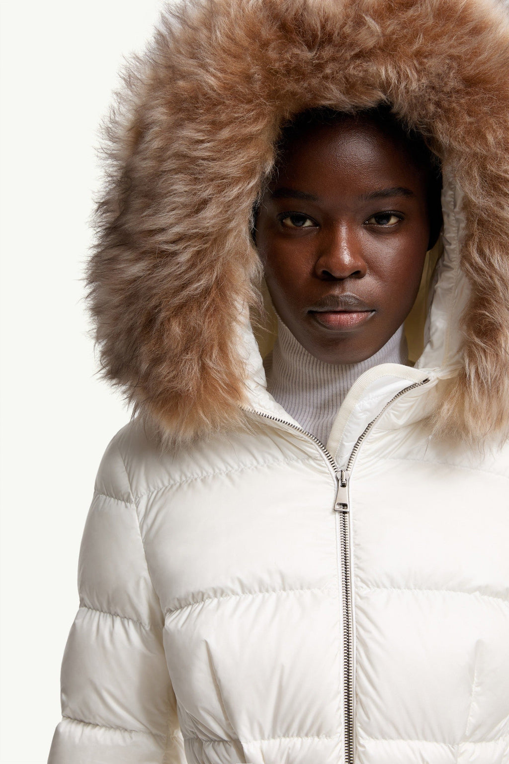 Doudoune courte à capuche bordée de shearling Boed - Blanc et Beige
