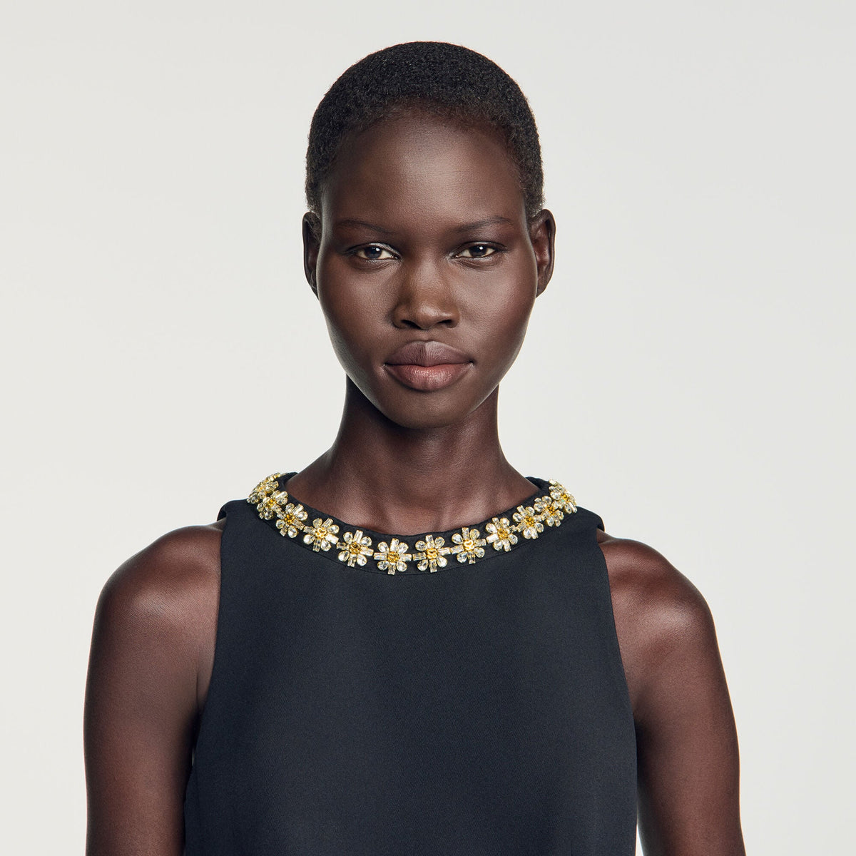 Robe courte à détail bijou - Noir