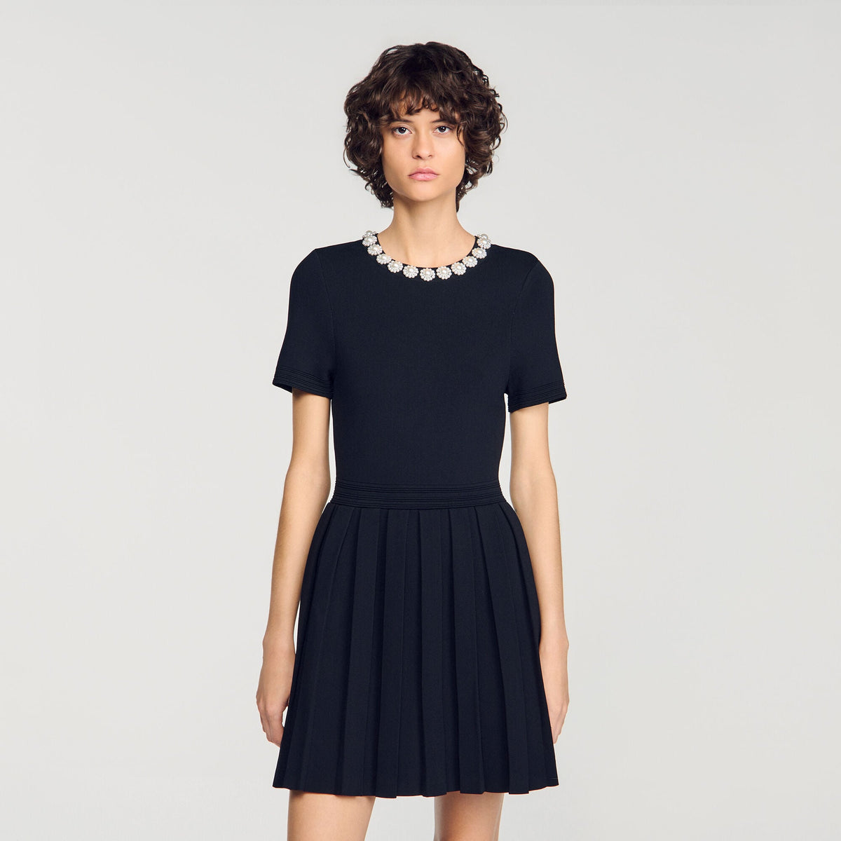 Robe courte à fleurs perlées - Noir
