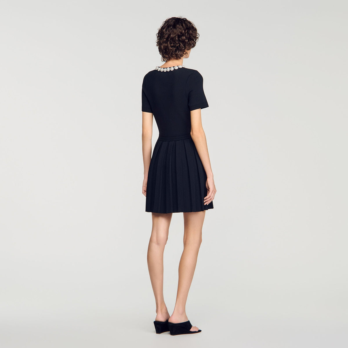 Robe courte à fleurs perlées - Noir